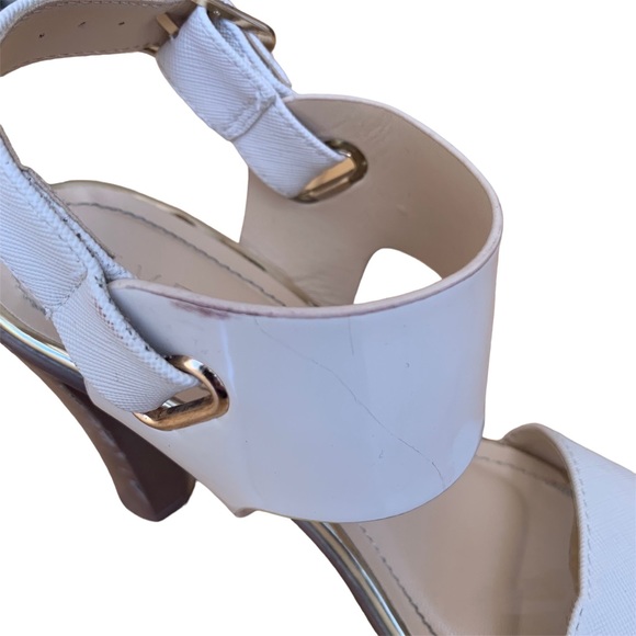 Everbest White Tall Platform Buckle Heel Sandals, Size 5 - Picture 2 of 3